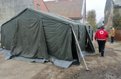 Постављање шатора испред Covid амбуланти