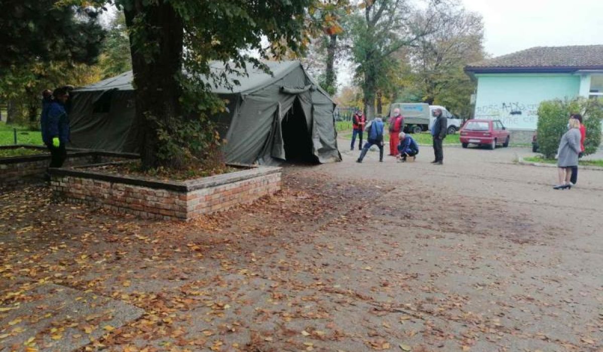Постављање шатора испред Covid амбуланти