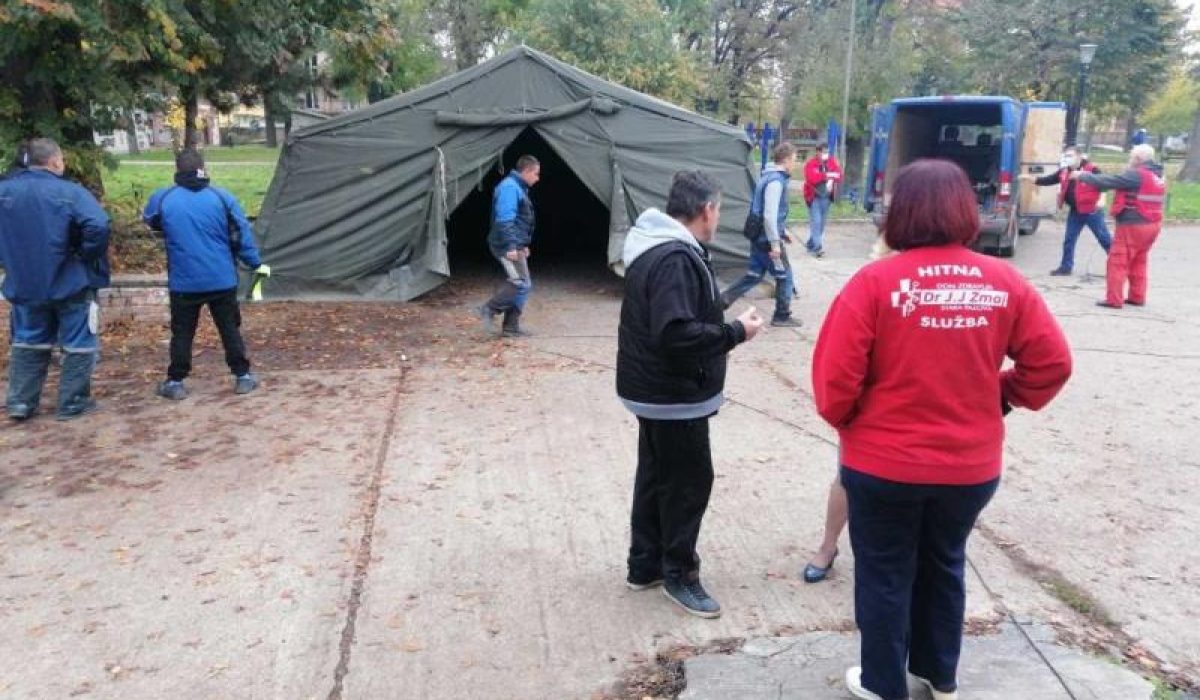 Постављање шатора испред Covid амбуланти